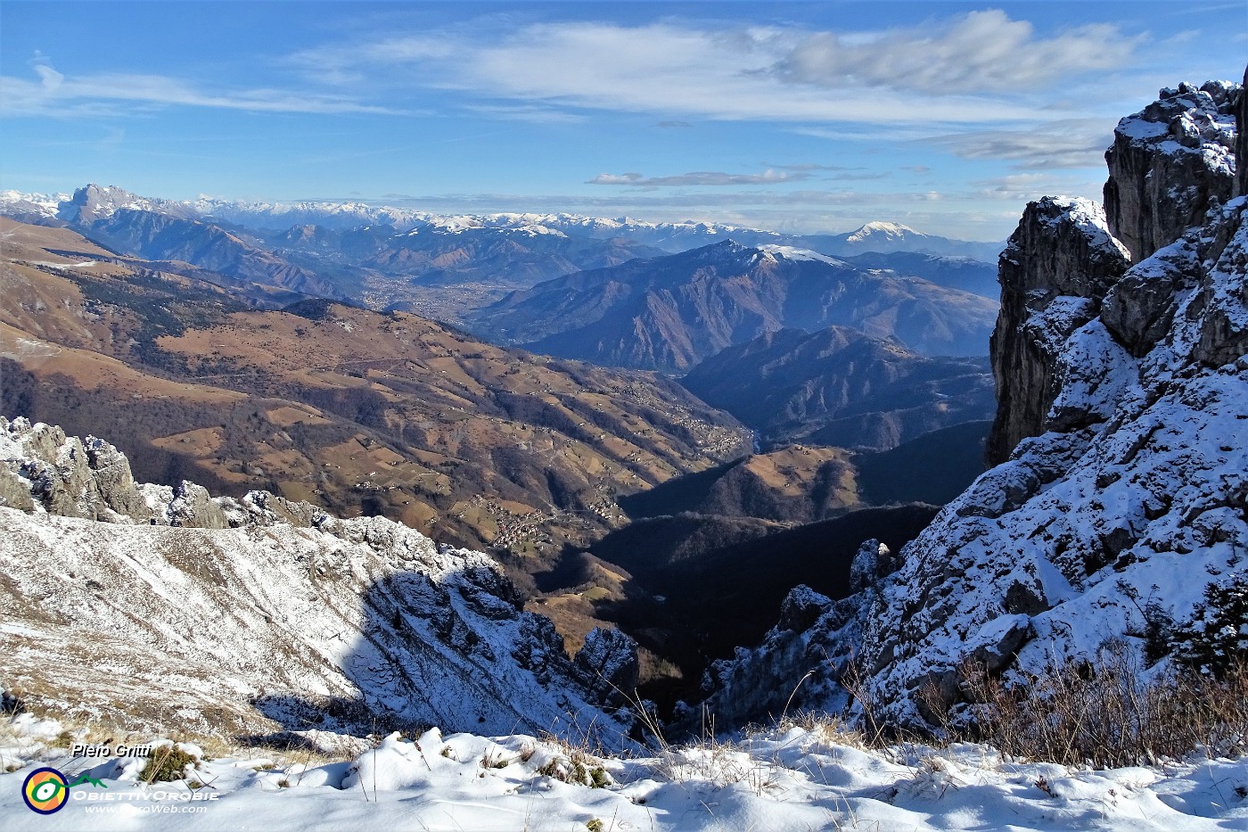 60 Dal Passo 'La Forca' vista sulla Valle del Riso e veerso la Valle Seriana ed oltre.JPG